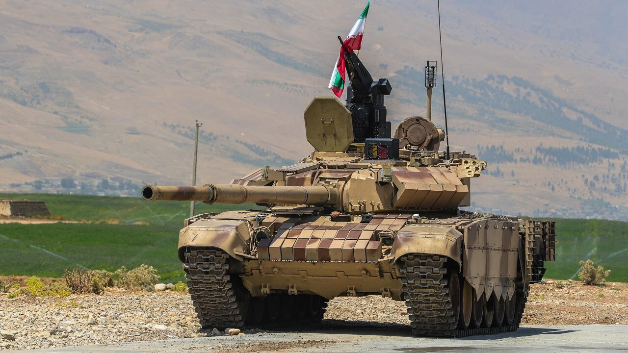 Колонна иранских танков, стянутая к Карабаху, попала на видео 