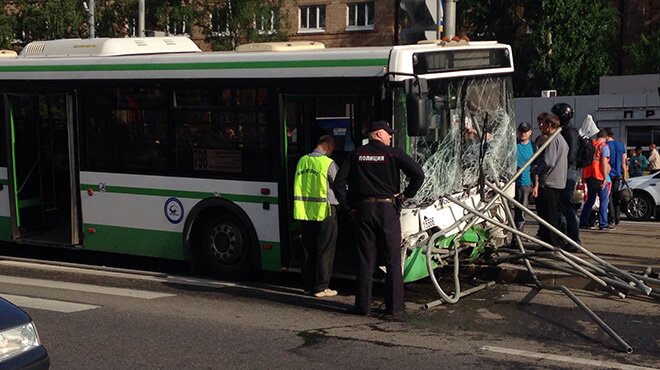 В Москве на остановке автобус убил ребенка и покалечил еще троих
