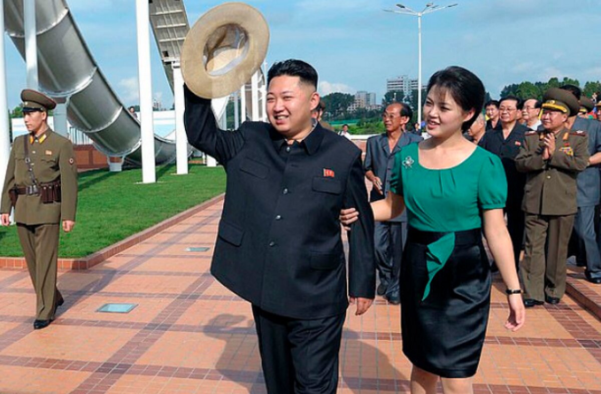 Жене Ким Чен Ына приписали съемки в фильмах "для взрослых": взбешенный глава КНДР взорвал центр связи