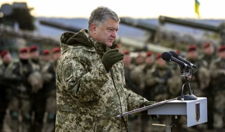 СМИ выяснили, сколько украинцев не доверяют Порошенко из-за военного положения
