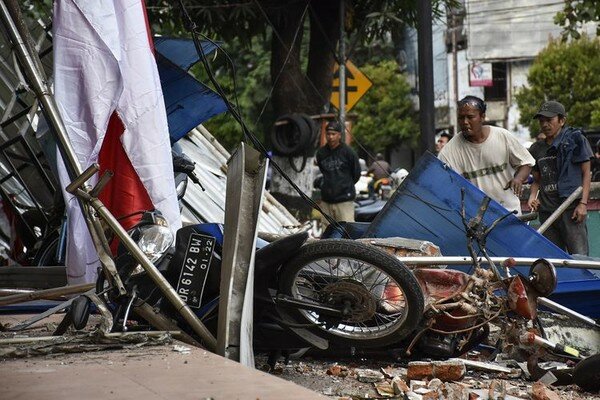 Землетрясение и цунами унесли 800 жизней в Индонезии: последние данные о погибших и пострадавших