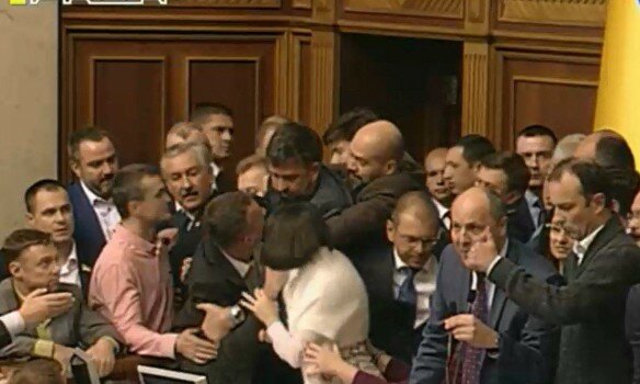 Принятие закона по Донбассу закончилось массовой дракой в Раде: Савченко вырвала микрофон из рук Турчинова - кадры