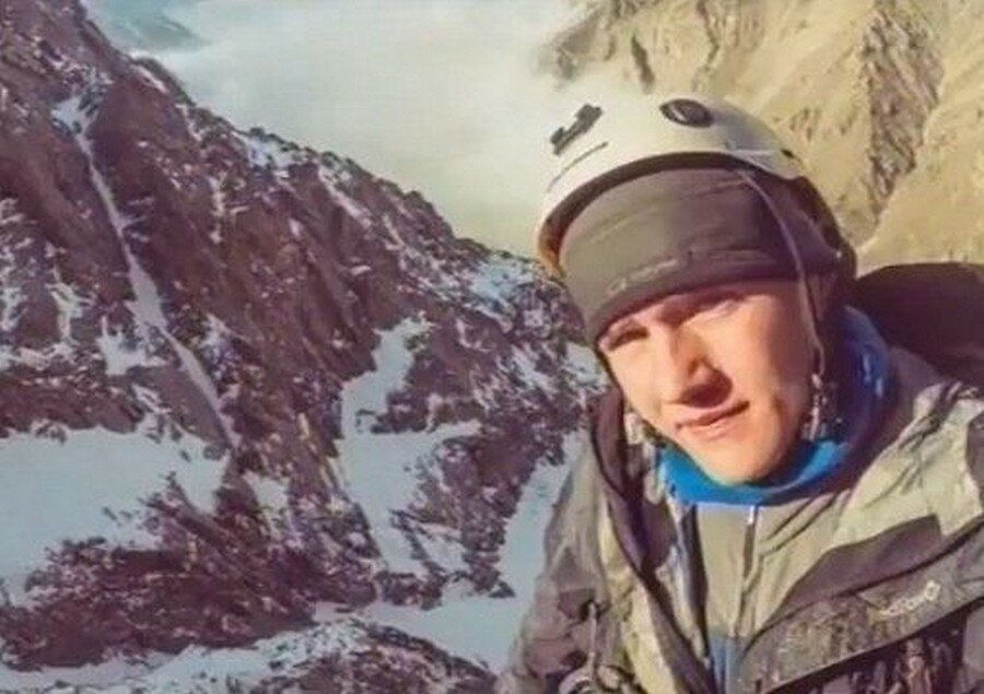 Российский альпинист Александр Гуков борется за жизнь, застряв в горах Пакистана