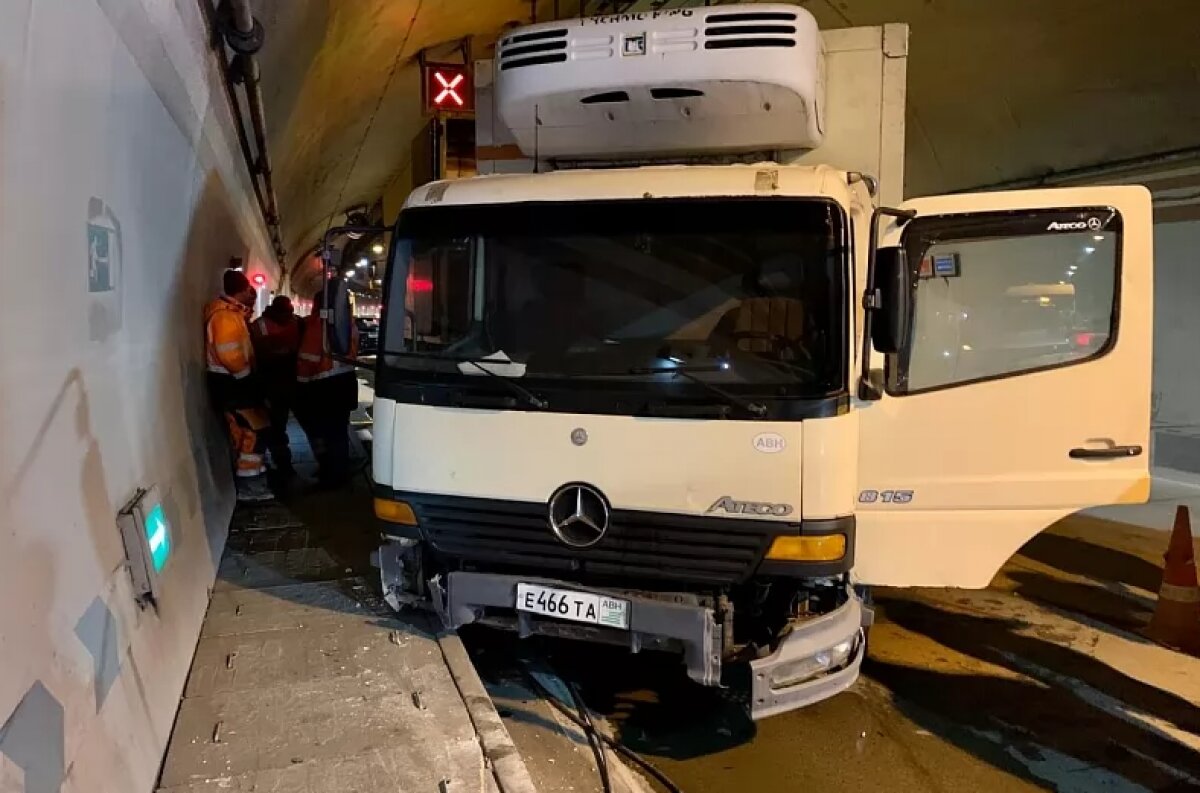 Смертельная авария в Сочи попала на видео - водитель "Лексуса" погиб на месте