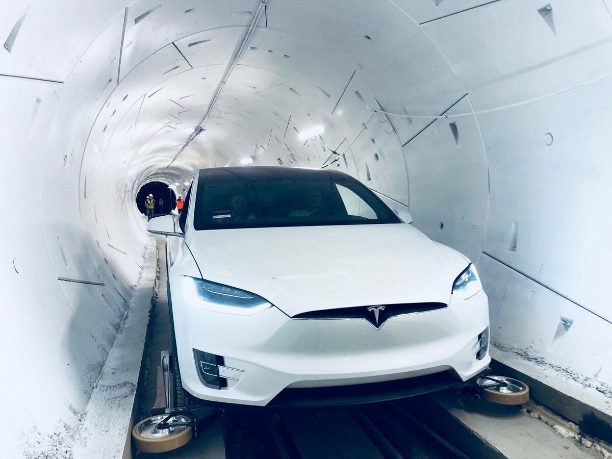 Илон Маск открыл в США первый в мире скоростной подземный туннель
