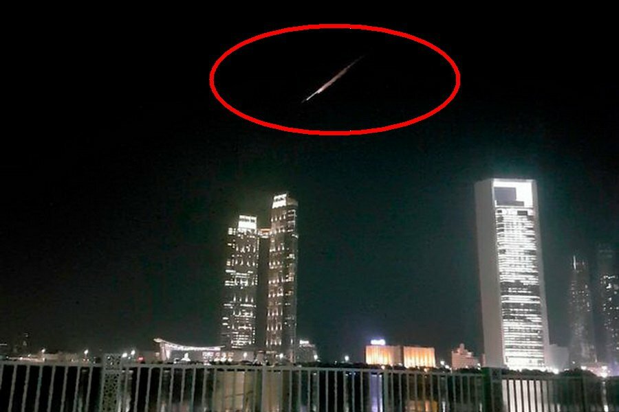 Метеорит или неконтролируемая 8-тонная космическая станция ʺТяньгун-1ʺ? Над ОАЭ пролетел загадочный пылающий объект 