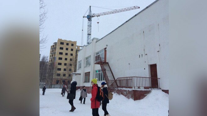 Под Архангельском строительный кран едва не упал на школу, где проходили уроки