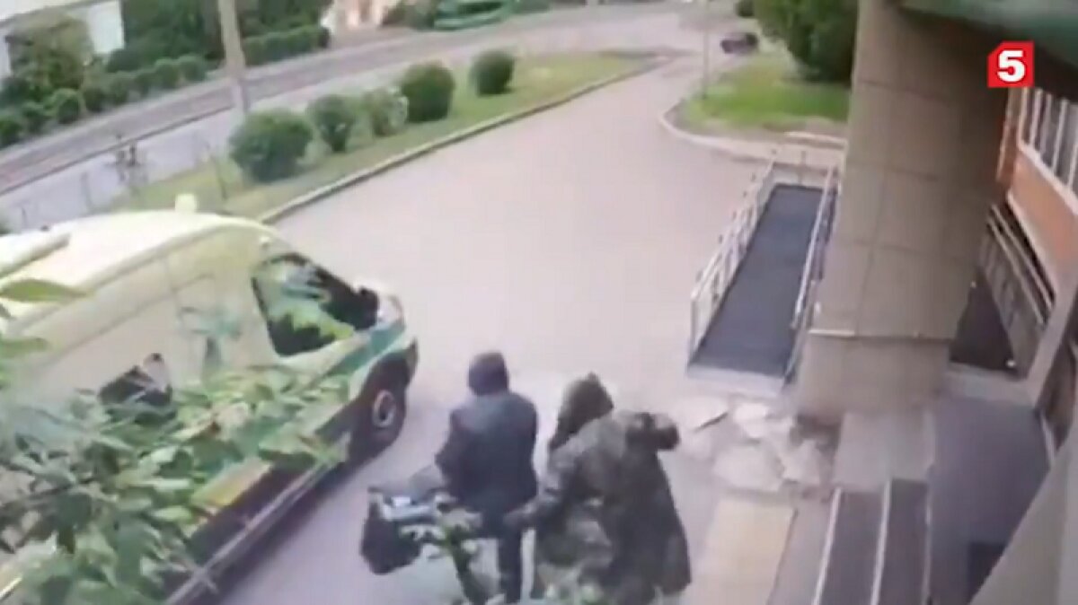 Нападение на инкассаторов в Красноярске попало на видео: расстреляли и забрали деньги
