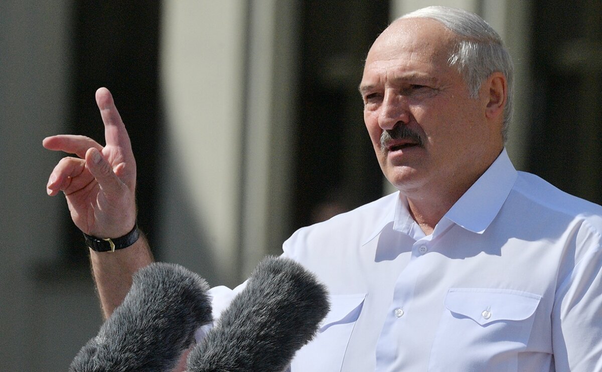 Лукашенко: внешние силы пытаются "наклонить" Белоруссию и отделить ее от России