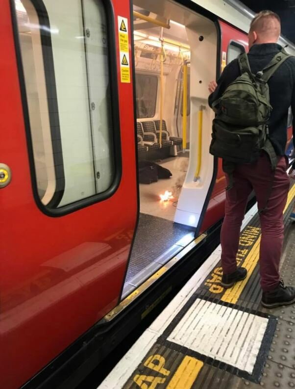 В Лондоне произошел взрыв в метро - проводится эвакуация: кадры 
