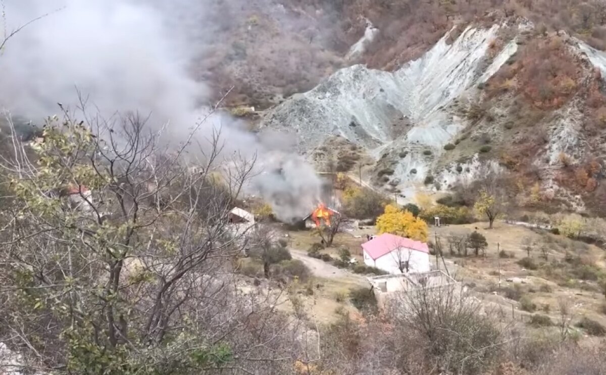 Жители Карабаха сжигают свои дома, чтобы не сдавать их Азербайджану