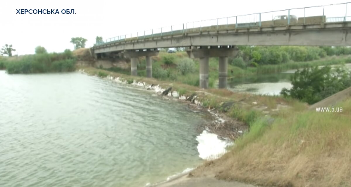 Дамба, перекрывшая подачу воды в Крым, дала течь, вторая не работает