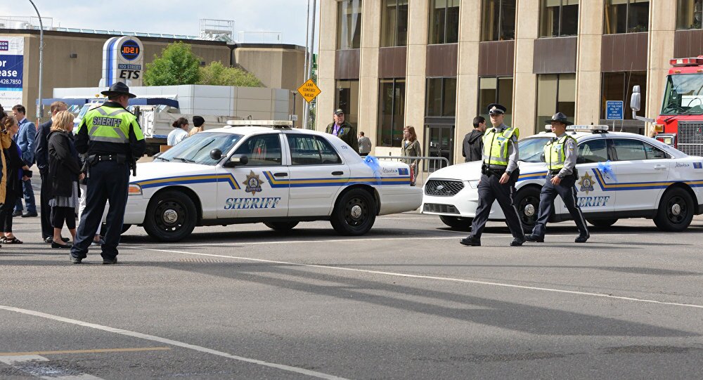 В Канаде мужчина напал на полицейского и пытался проехаться по толпе на авто
