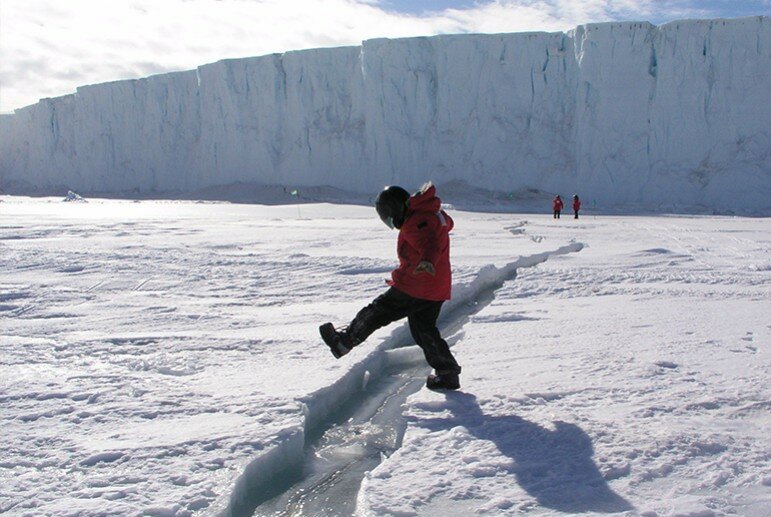 NASA удалось запечатлеть огромный айсберг, отколовшийся от ледника в Антарктиде 