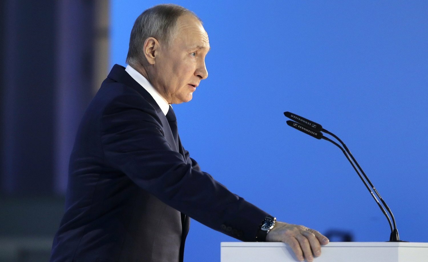Путин заявил о нехватке рабочих рук в ряде отраслей экономики России 