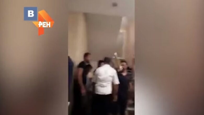 "Вы все с ума сошли": опубликованы кадры массовой драки российских туристов с персоналом отеля в Анталье