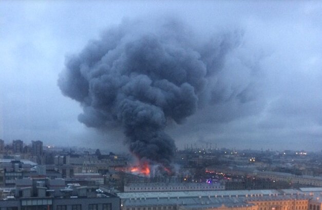 В Санкт-Петербурге горит крупный гипермаркет "Лента", объявлена масштабная эвакуация – кадры 