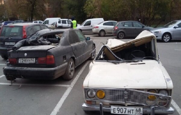 Обломками разрушенных квартир после взрыва в Рязани накрыло прохожих и стоянку автомобилей