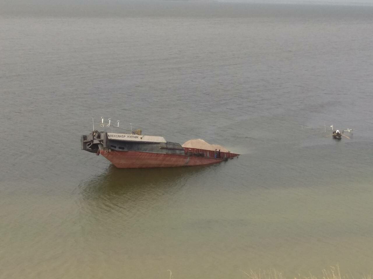 Под Херсоном на р. Днепр затонула баржа с нефтью –  шокирующие кадры крушения