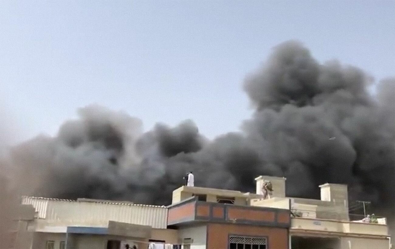 Взрыв и большой столб дыма: момент крушения самолета в Карачи попал на видео 