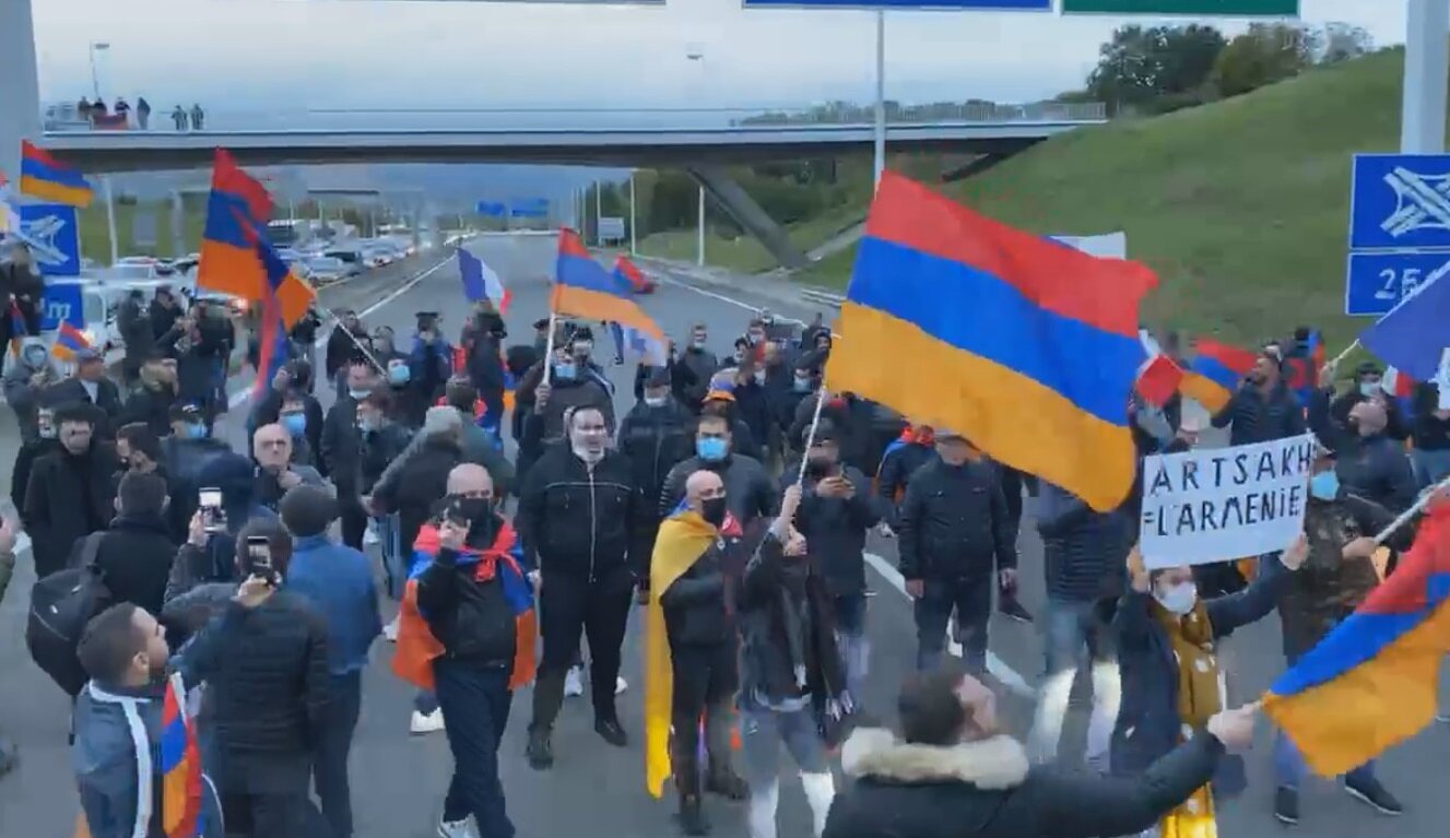​СМИ: турки избили армян во Франции, которые требовали признать независимость Карабаха
