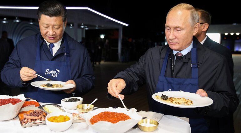 "Пришлось попробовать - неудобно было их обижать", - Путин рассказал о своей прогулке с Си Цзиньпином