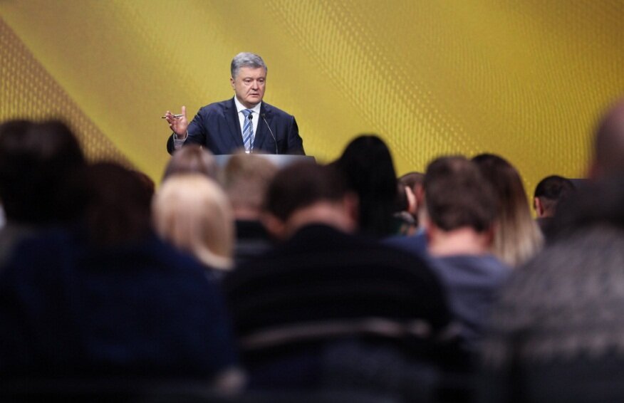 Порошенко потребовал от СБУ найти чиновников, имеющих родственников в России