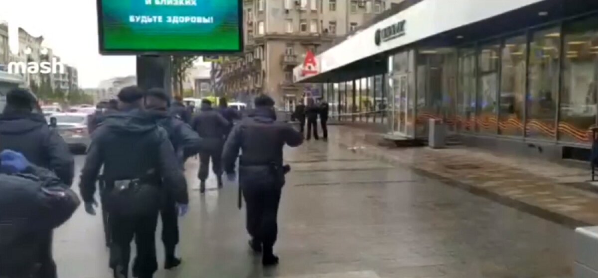 Видео задержания захватчика отделения "Альфа-Банка" в Москве попало в Сеть