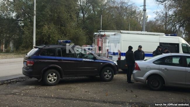 В политехе Керчи новое ЧП – из здания экстренно эвакуируют студентов и педагогов: кадры