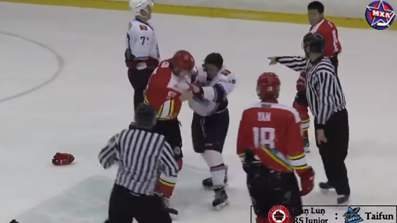 Российские хоккеисты жестко "нокаутировали" игроков китайской команды – кадры "огненной" драки