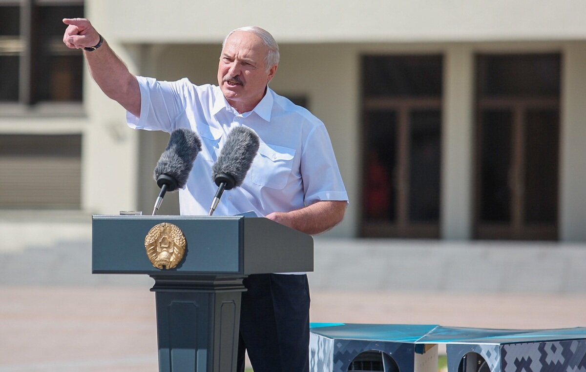 Лукашенко: "Если кто-то думает, что власть наклонилась, ошибаетесь"