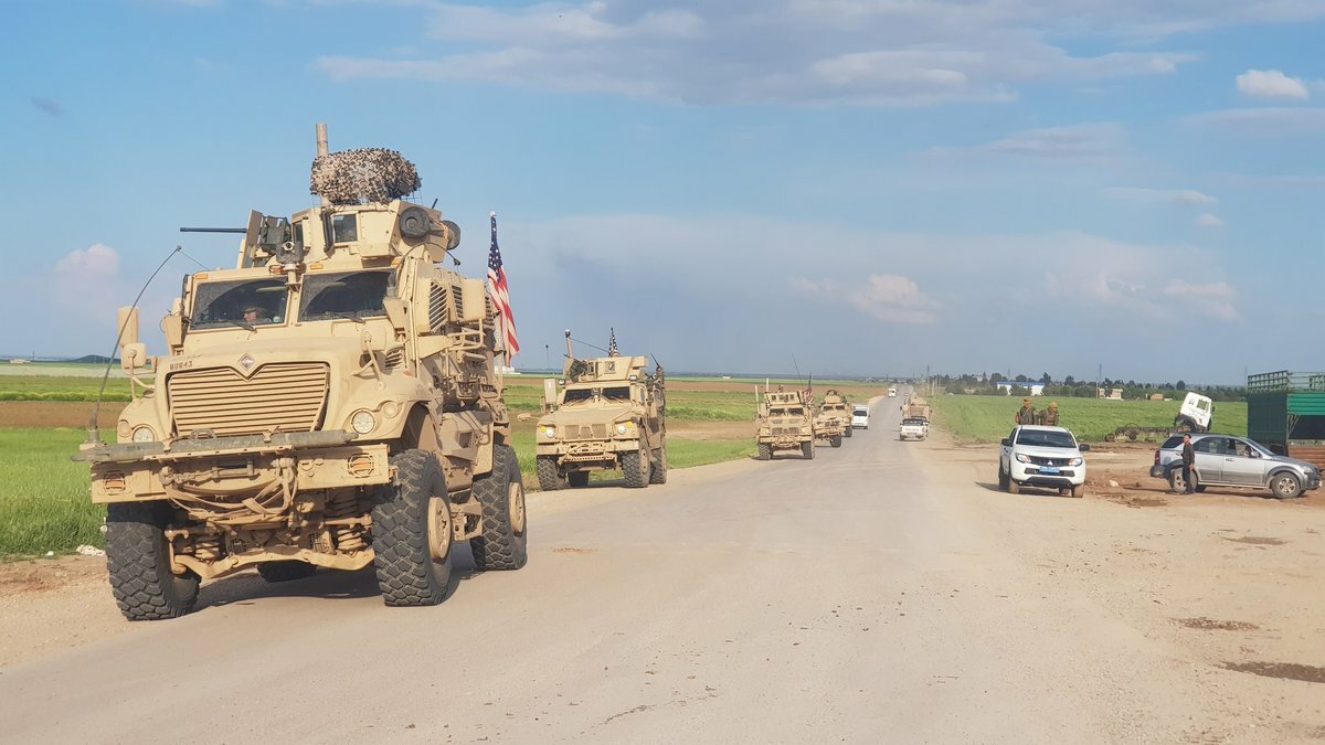 Американский патруль пытался заблокировать российский БТР-80 в Сирии - кадры очередной "дуэли"