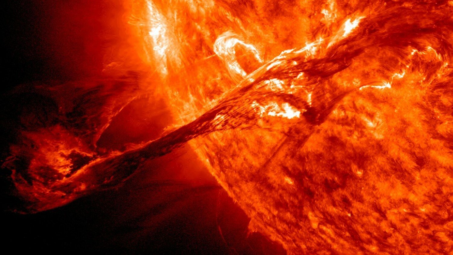 Солнце снова лихорадит: на небесном светиле произошли 4 мощнейшие вспышки, которые по размерам превышали Землю 