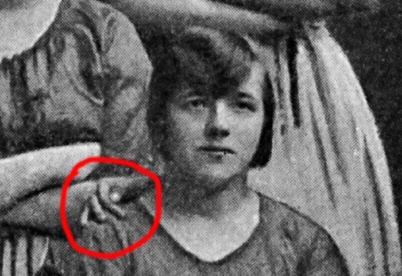 Конечность из потустороннего мира на 118-летнем фото: на плече работницы фабрики нашли руку сущности 