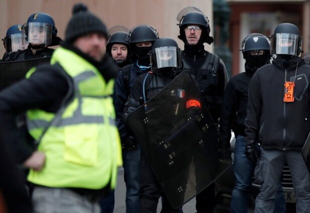 Парижский "майдан": во Франции массово задерживают протестующих