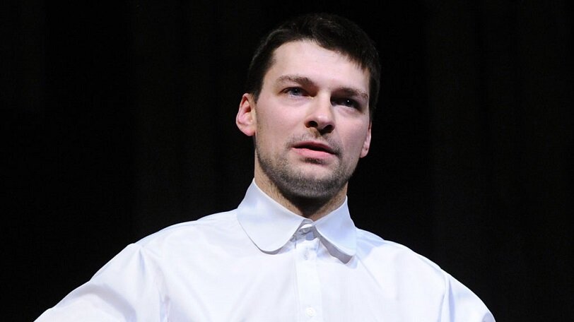 Поклонники выразили поддержку актеру Даниилу Страхову, которого избили в Москве