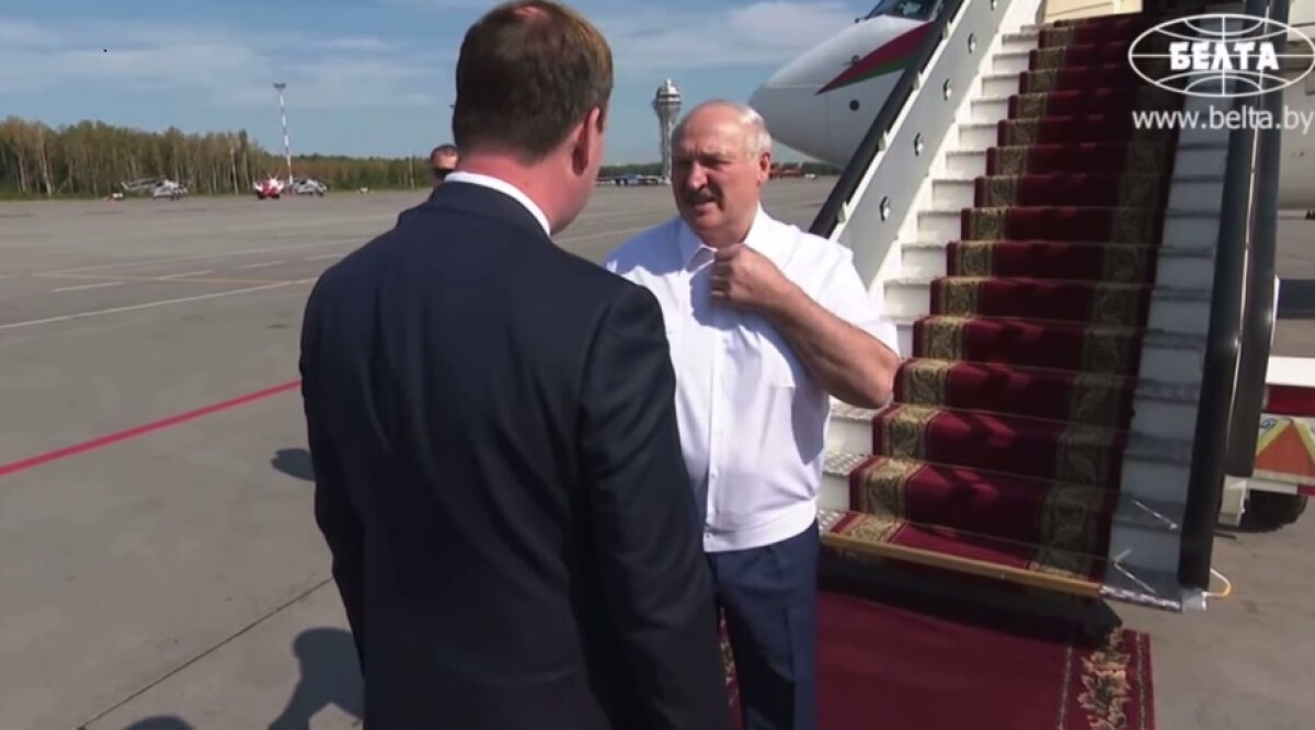 Лукашенко, прилетев в Питер, заявил, что в Белоруссии "невыносимо"