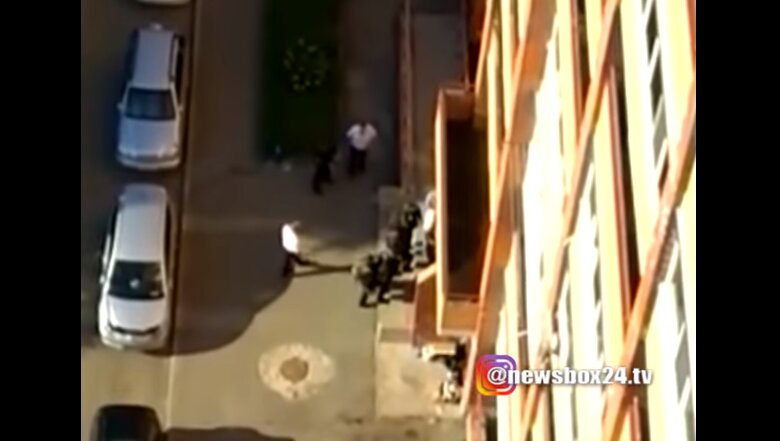 Во Владивостоке спецназ штурмом взял квартиру, из окна которой мужчина открыл стрельбу по прохожим, - кадры