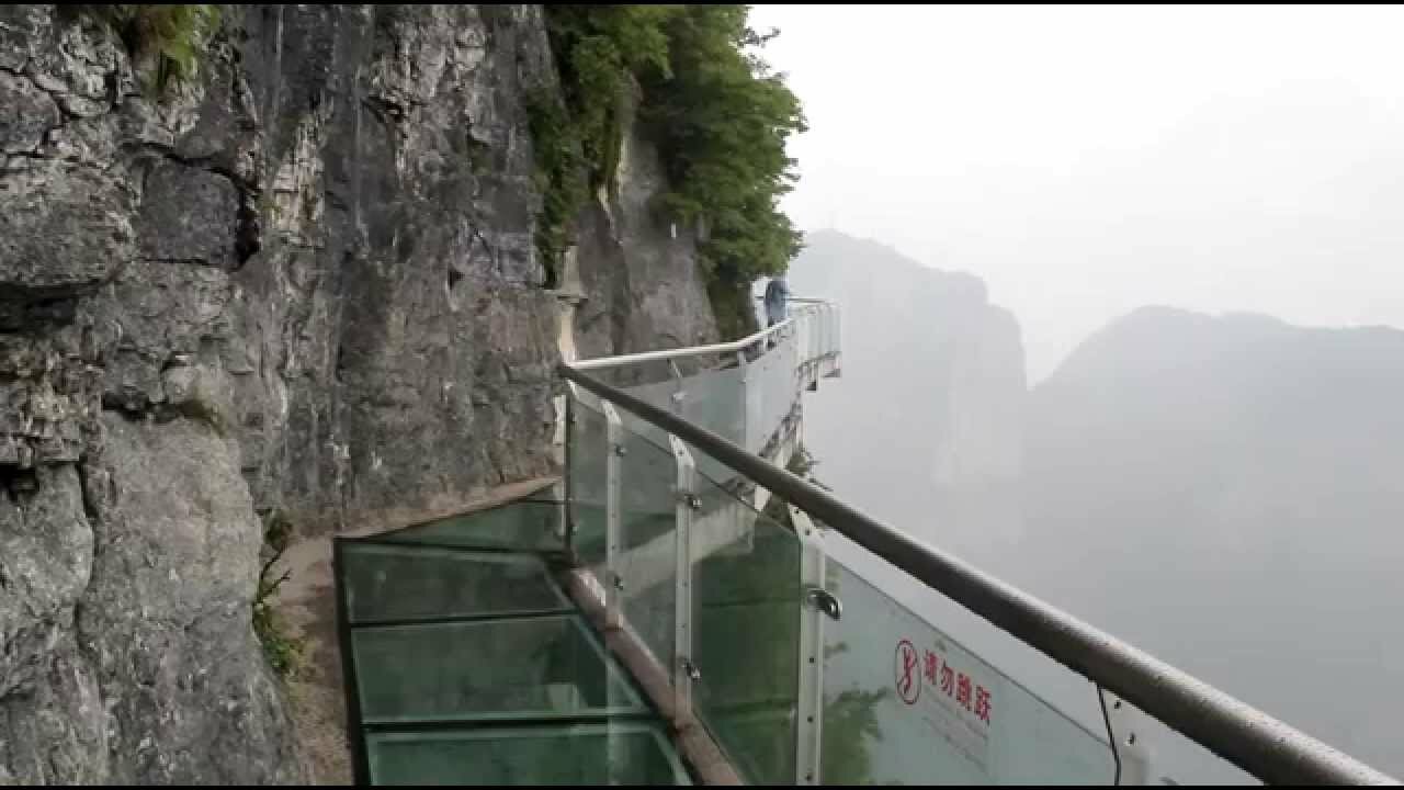 В Китае стеклянный мост начал трескаться под ногами туристов – кадры