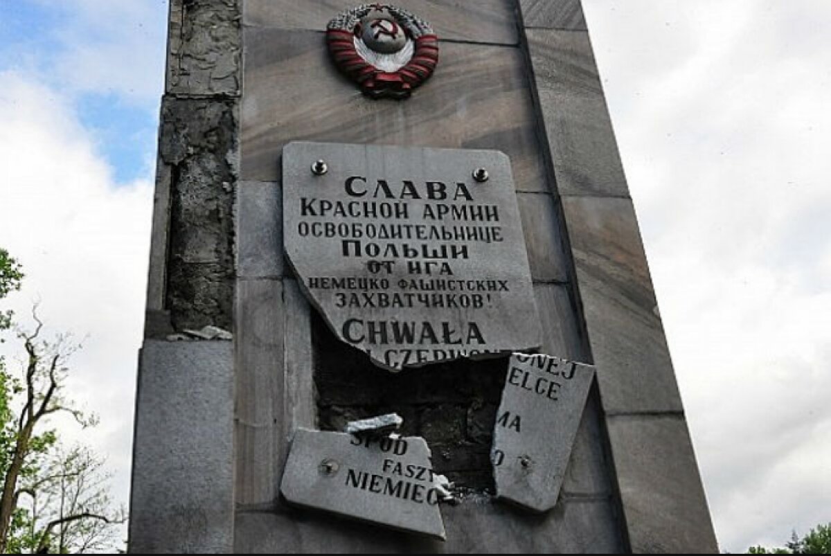 Польские "политические мерзавцы" могут схлопопать санкции от России за снос памятников