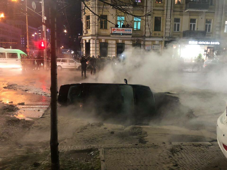 Центр Киева затопило тоннами кипятка: такси с пассажирами провалилось под землю, люди обварили ноги - кадры