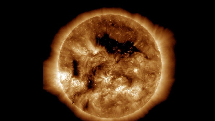 На Солнце образовалась корональная дыра, которая вызвала аномальные северные сияния в США и выброс огромной дозы радиации 