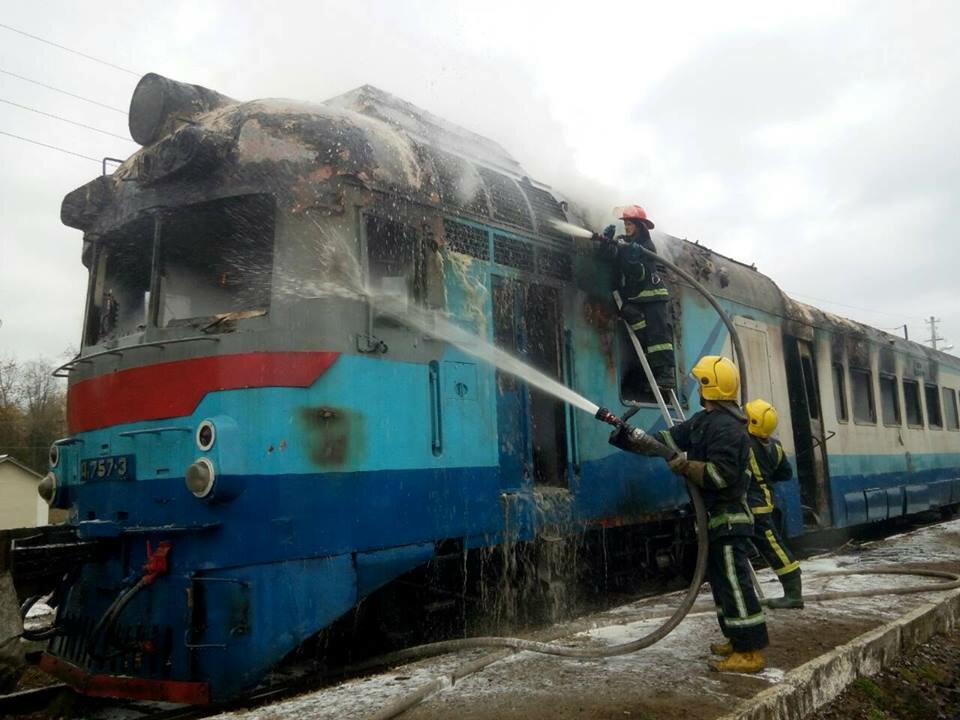 На Украине везший пассажиров поезд сгорел дотла – кадры