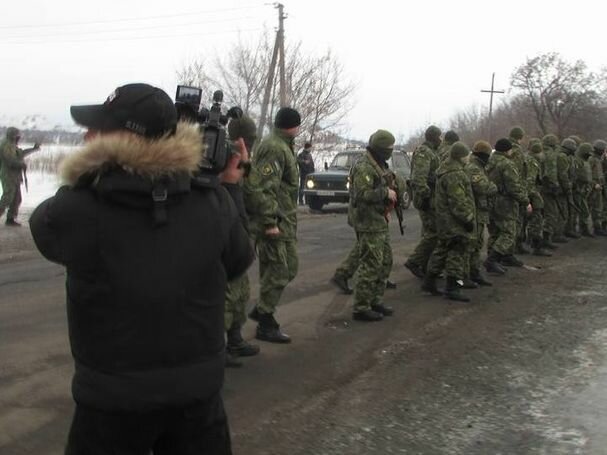 Силовики МВД, приехавшие к месту блокады в Донбассе, заняли огневые рубежи: "штаб" радикалов в панике и грозит "местью" за кровь