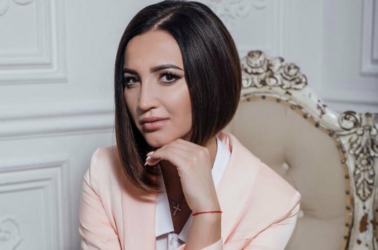 Ольга Бузова "сделанной" грудью почтила память основателя Playboy Хью Хефнера - кадры