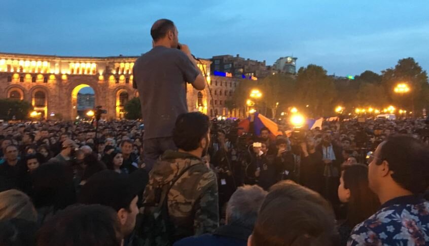 Оппозиция Армении попыталась купить полицию во время протестов – кадры