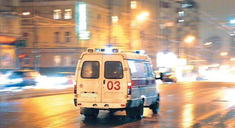 В Москве пешеход чудом избежал смерти в ДТП с большегрузом – кадры