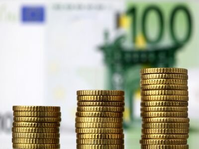 Евро установил новый рекорд на Московской бирже, падение рубля продолжается