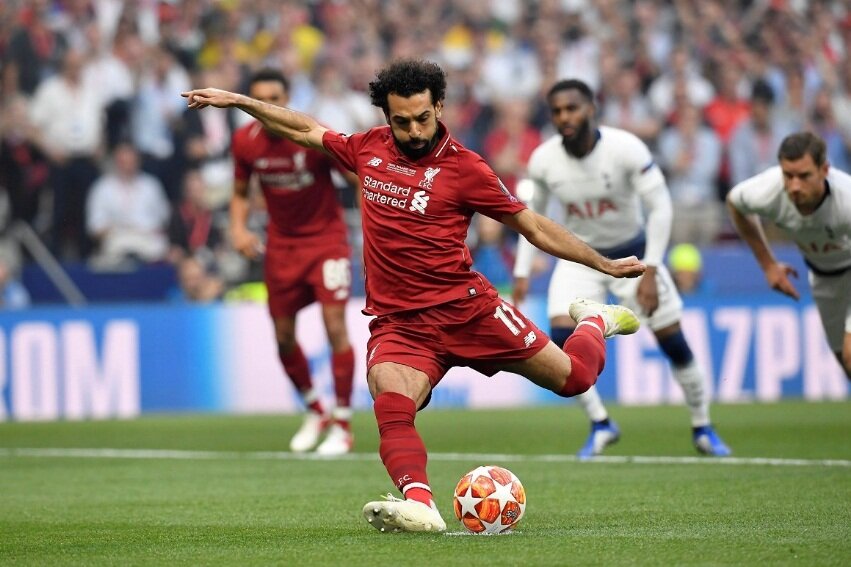 Обнаженная девушка прервала финал Лиги чемпионов между "Ливерпулем" и "Тоттенхэмом" - кадры