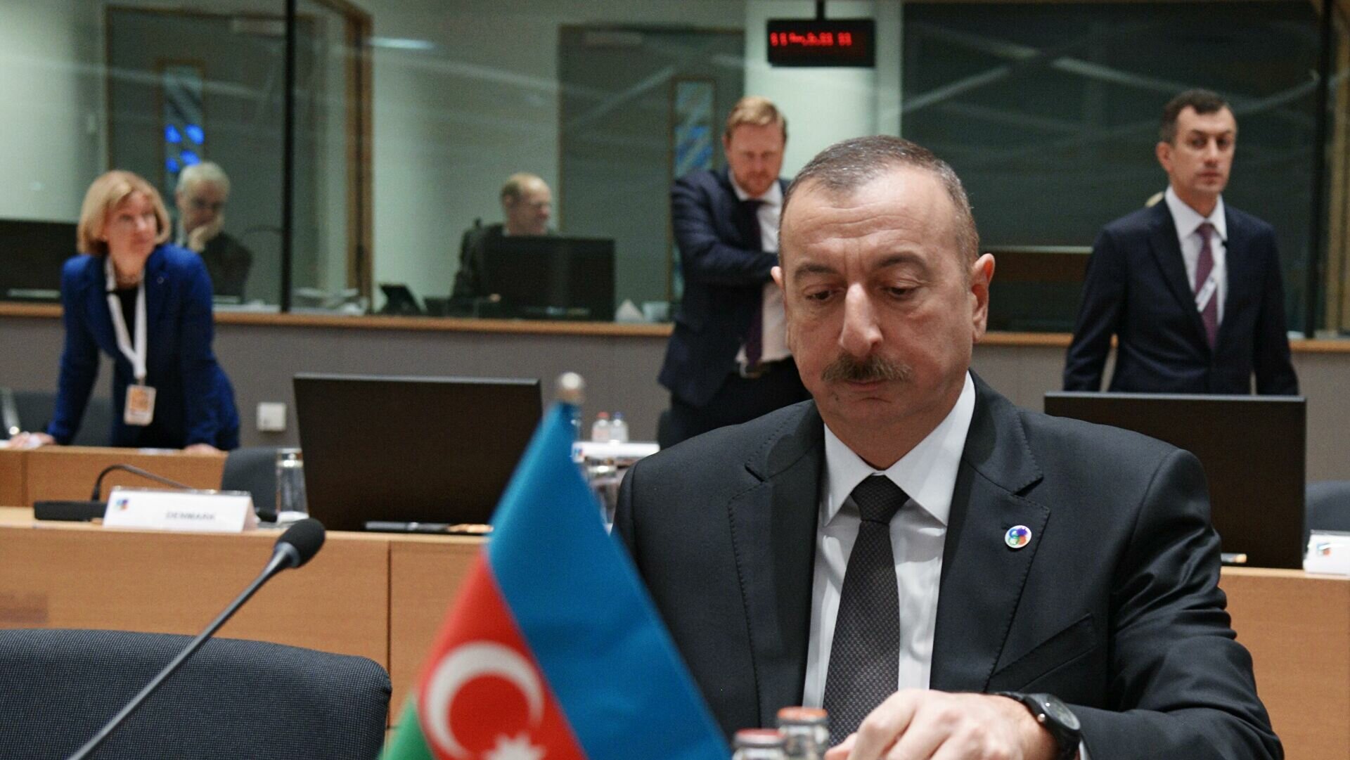 Алиев потребовал от Макрона извинений за слова о войне в Карабахе